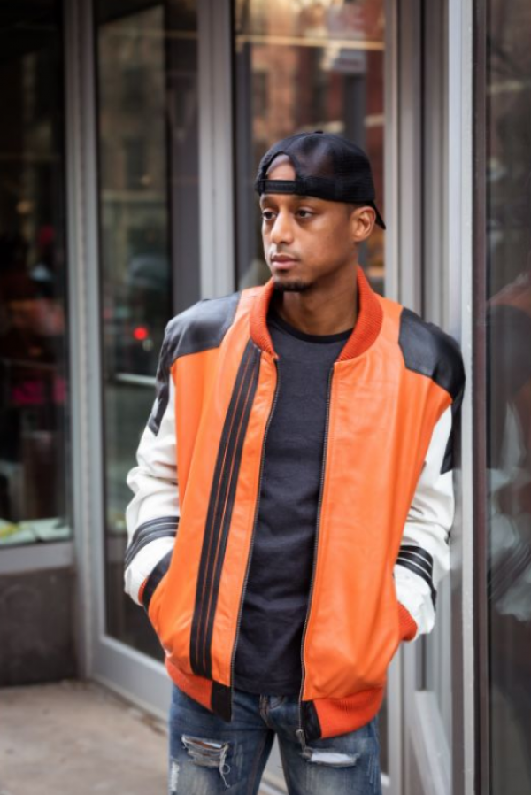 Jaket Bomber dengan Kombinasi Warna Kontras